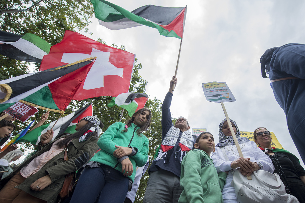 Environ 800 personnes ont pris part à cette manifestation mêlant drapeaux suisses et palestiniens.