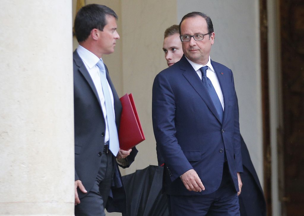 Le Premier ministre Manuel Valls, gauche, et le président François Hollande sur le parvis de l'Élysée.