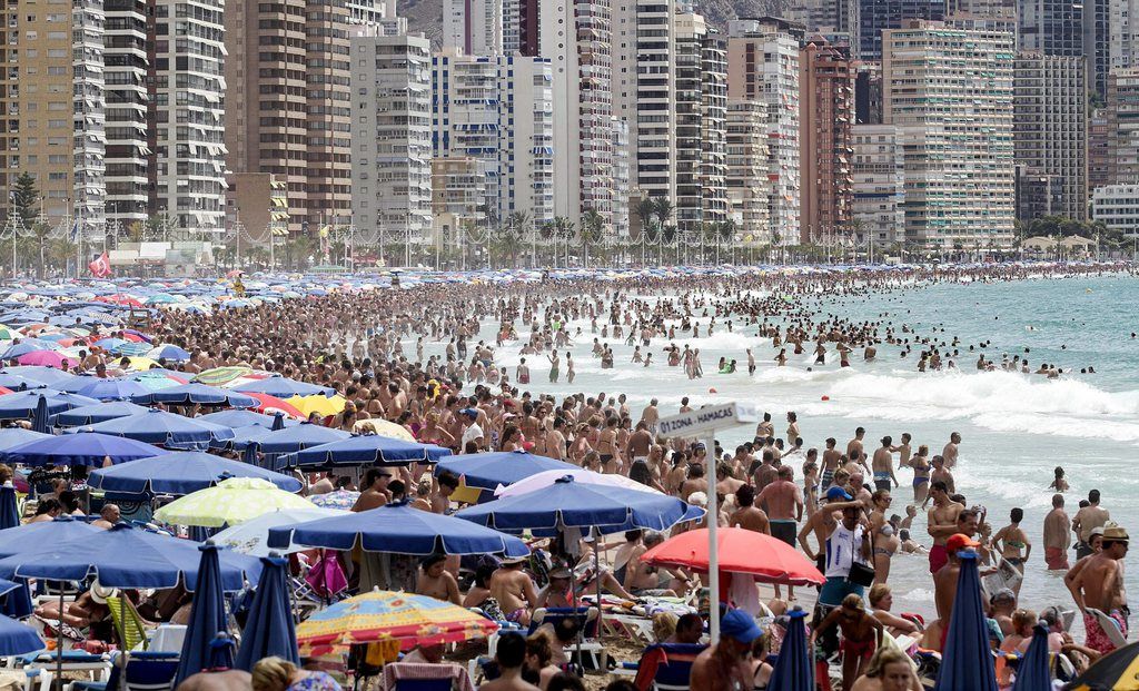 epa04357770 View of the crowed Benidorm beach in Alicante, eastern Spain, 17 August 2014. Forecast services foresee sunny period with likelihood rain in Alicante coast.  EPA/Manuel Lorenzo