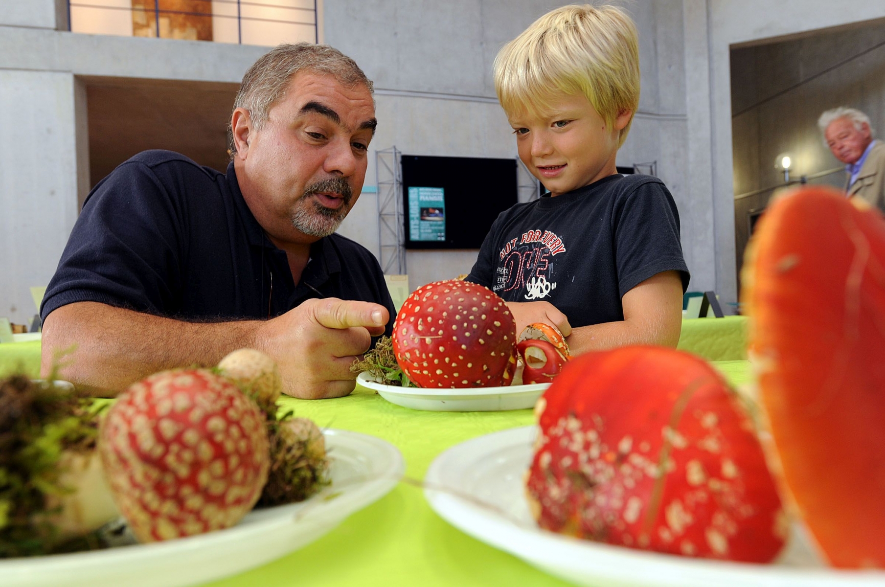 Bernard Desponds, président de la société de mycologie de La Cote en 2009, lors de la dernière exposition de la société à Gland. 