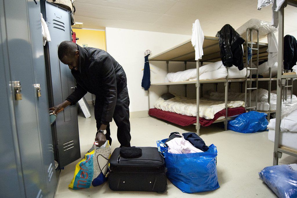 Adjouman refugie Senegalais range ses affaires dans le dortoir du centre d' hebergement pour requerants d'asile de l' abri pc Coteau-Fleuri, ouvert il y a un jour par l' Etablissement vaudois d'accueil des migrants, EVAM, ce vendredi 4 fevrier 2011 a Lausanne. Cet abri de la protection civile est destine a accueillir les refugies dont leur demande d'asile s'est soldee par une "non entree en matiere" (NEM) et qui sont en attente d'expulsion. (KEYSTONE/Laurent Gillieron)..