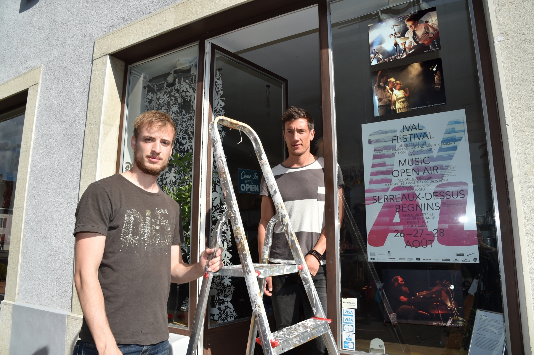 expo de photos pour les 10 ans du JVAL a Begnins ici Augustin Mercier et Pierre Nicolas Begnins le 16.8.2014. Photos Michel Perret