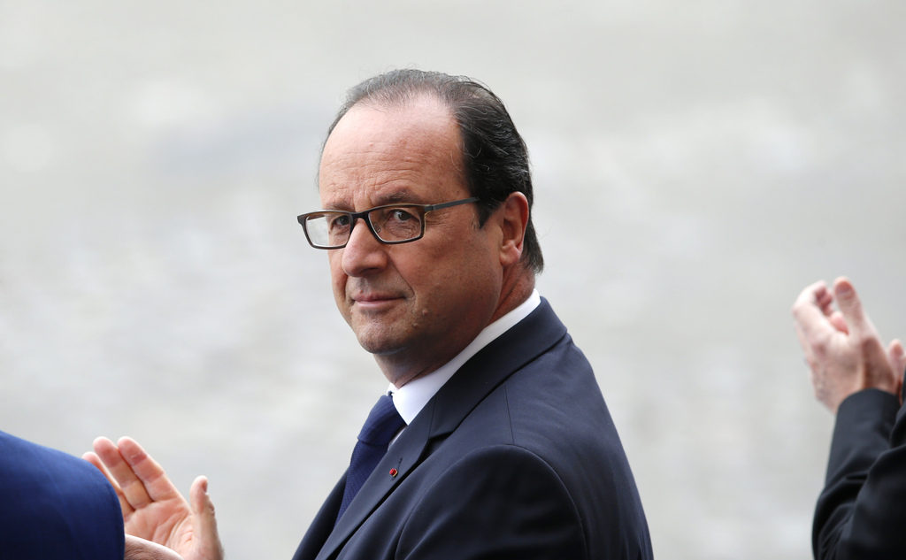 Le président socialiste français François Hollande a assuré lundi n'être jamais intervenu dans les affaires judiciaires impliquant son prédécesseur de droite Nicolas Sarkozy. 