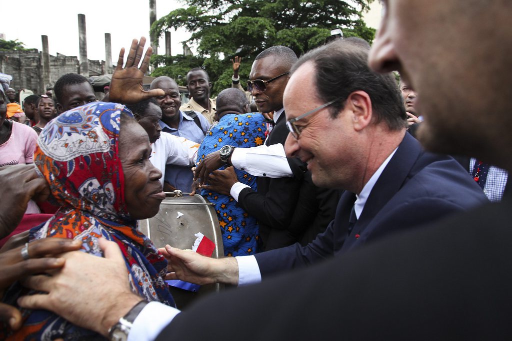 Arrivé tard vendredi soir à N'Djamena, dernière étape de sa tournée après la Côte d'Ivoire (photo) et le Niger, François Hollande devait s'adresser samedi aux soldats français de la base Kossei à N'Djamena au Tchad. 