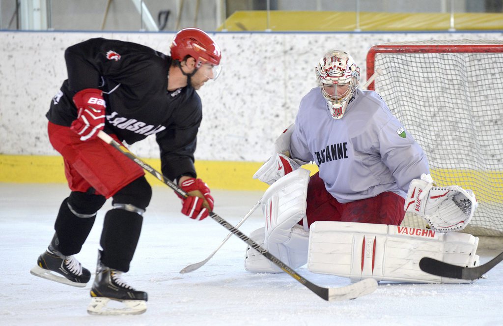 Le portier du Laussane Hockey Club Cristobal Huet (ici contre la nouvelle recrue du LHC Philippe Rytz lors d'un camp d'entraînement) sera absent durant au moins une semaine suite à une blessure.