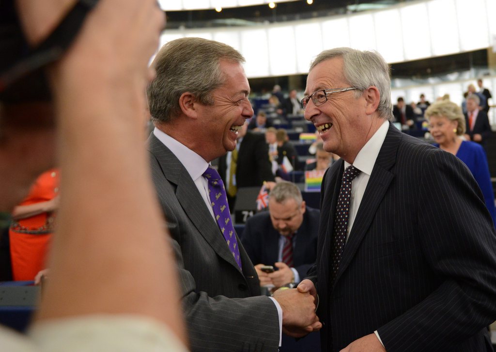 Jean-Claude Juncker (à droite), candidat désigné à la présidence de la Commission européenne, a obtenu mardi la confiance du Parlement européen. Il a recueilli 422 voix contre 250.