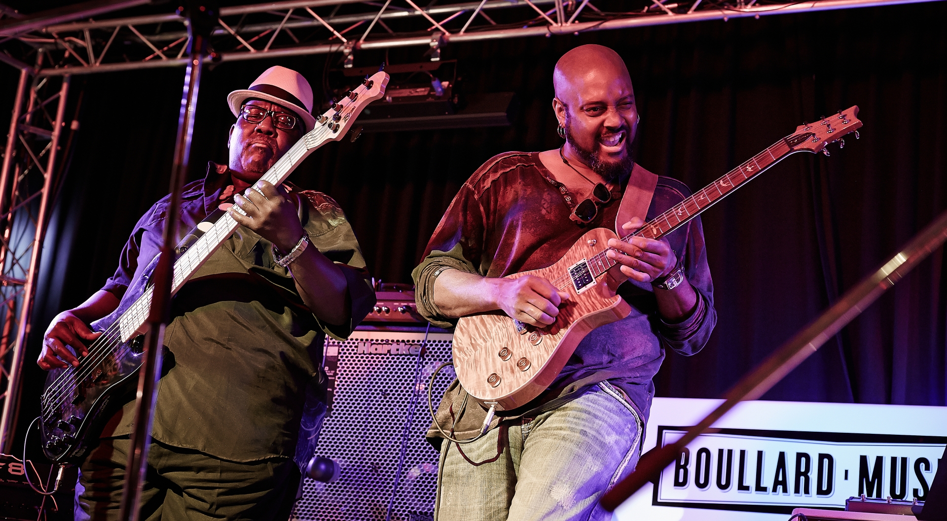 Bassiste de Stevie Wonder, Nathan Watts n'est pas venu seul à Morges. A ses côtés six musiciens dont le guitariste Tariq Okoni.
