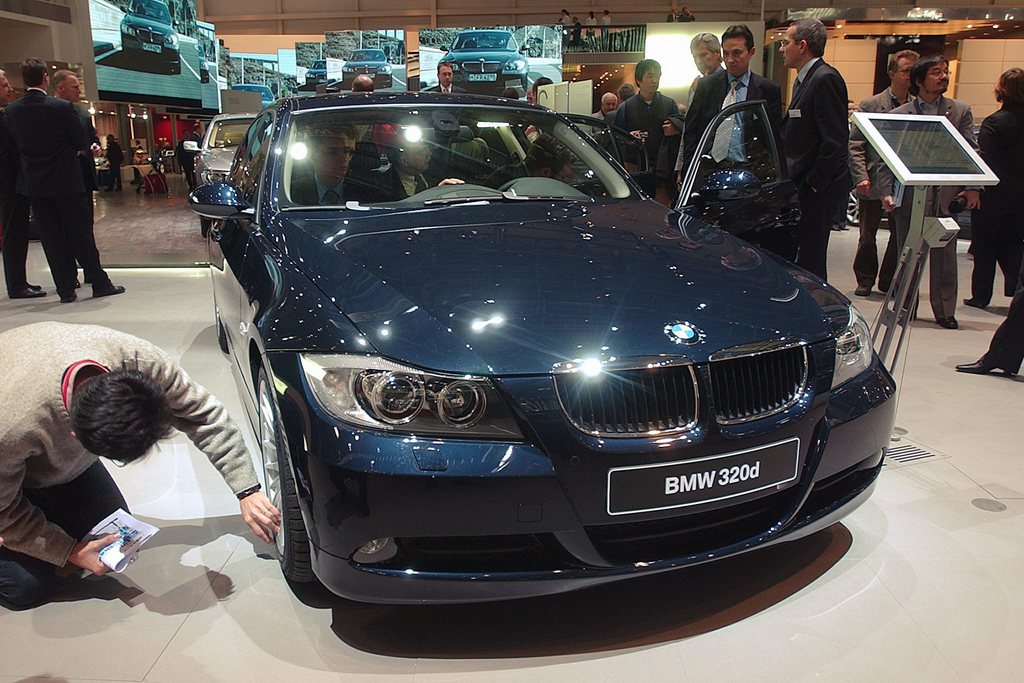 BMW va rappeler environ 1,6 million de voitures dans le monde pour remplacer des airbags potentiellement défectueux. Le rappel porte sur les BMW série 3 produites entre mai 1999 et août 2006.