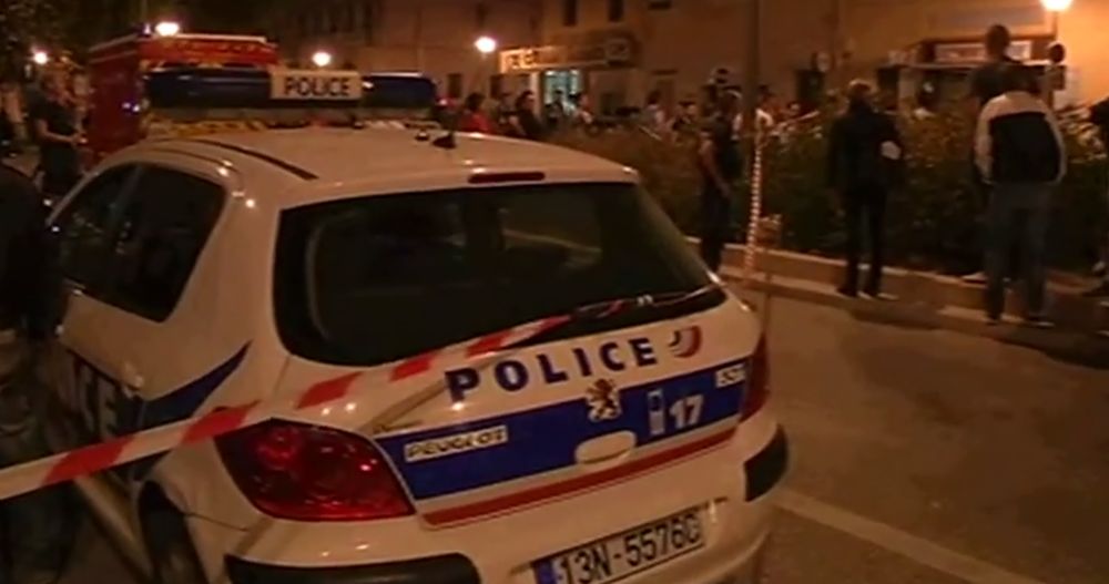 Un homme d'une trentaine d'années, qui a grièvement blessé un policier en forçant un barrage dans les quartiers Nord de Marseille, a été abattu dimanche lors d'une fusillade avec les forces de l'ordre.