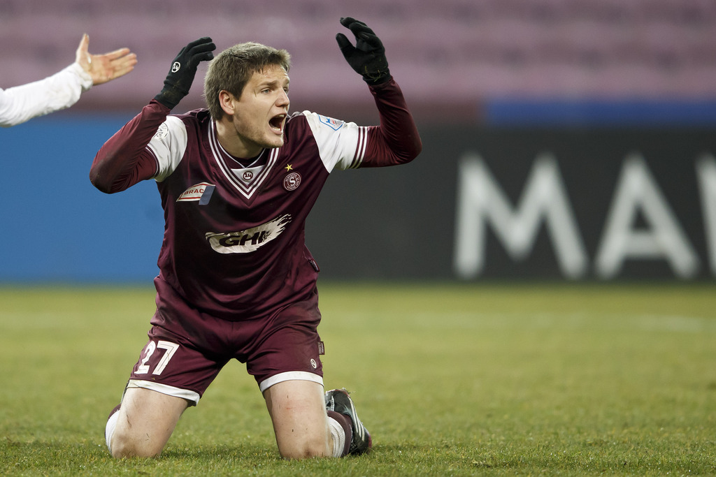 Servette a dû attendre les derniers instants de la partie pour engranger les trois points face à Bienne à l'occasion de la première journée de championnat de Challenge League. Un penalty d'Avanzini à la 88e et une tête de Roux à la 91e ont donné la victoire (2-1) aux joueurs de Kevin Cooper.