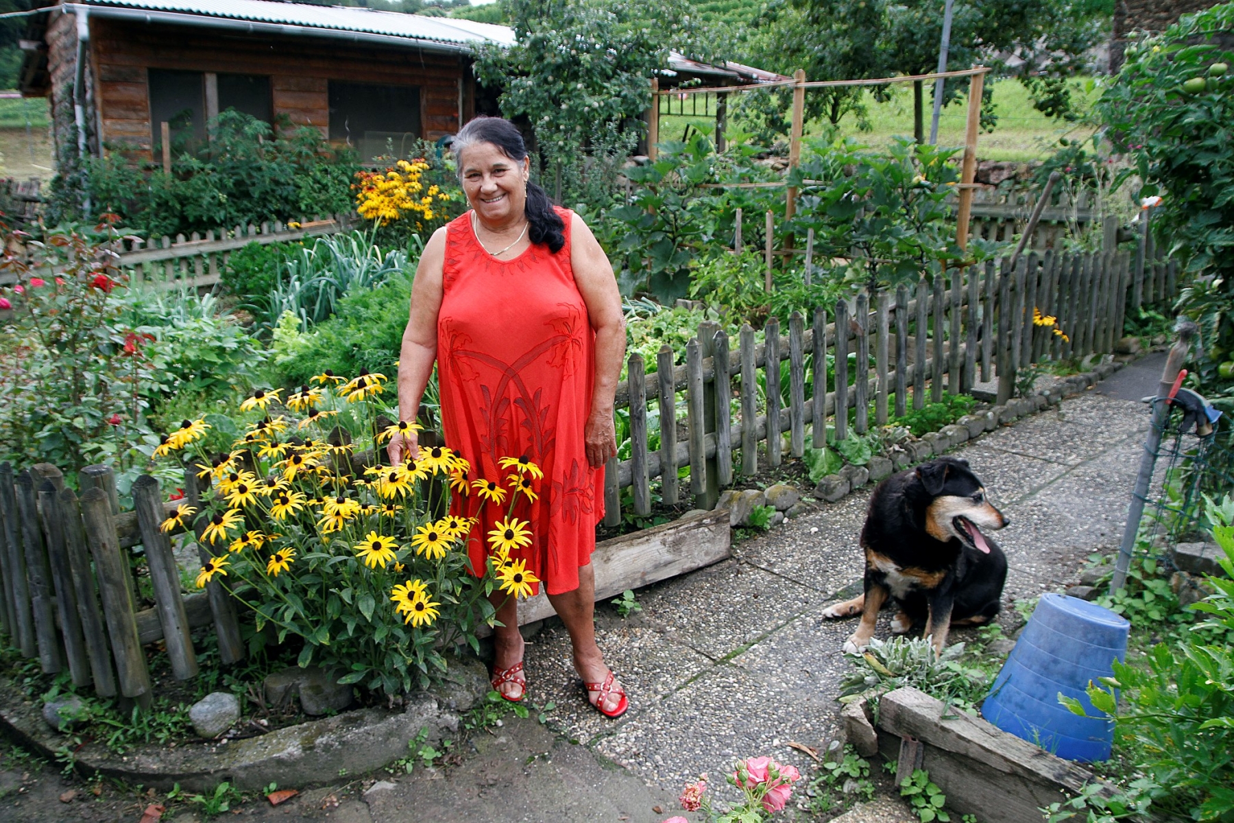 Marie Pasquier aime se ressourcer dans son jardin fleuri.