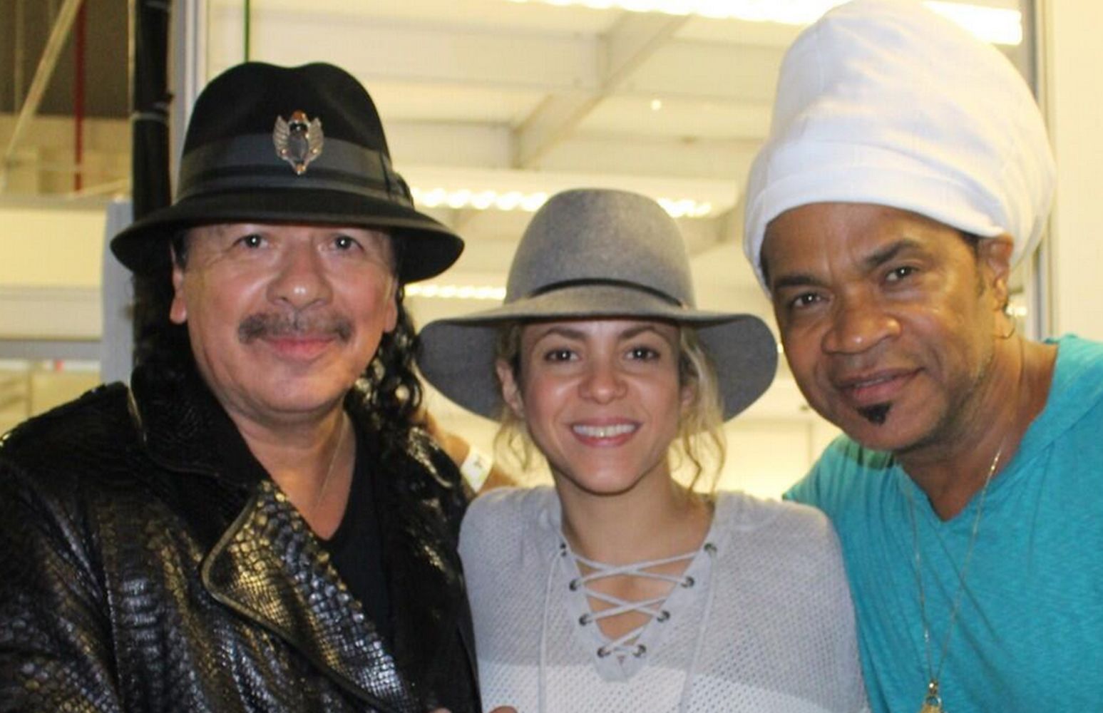 Shakira a posté sur les réseaux sociaux cette photo où elle est en compagnie de Carlos Santana.