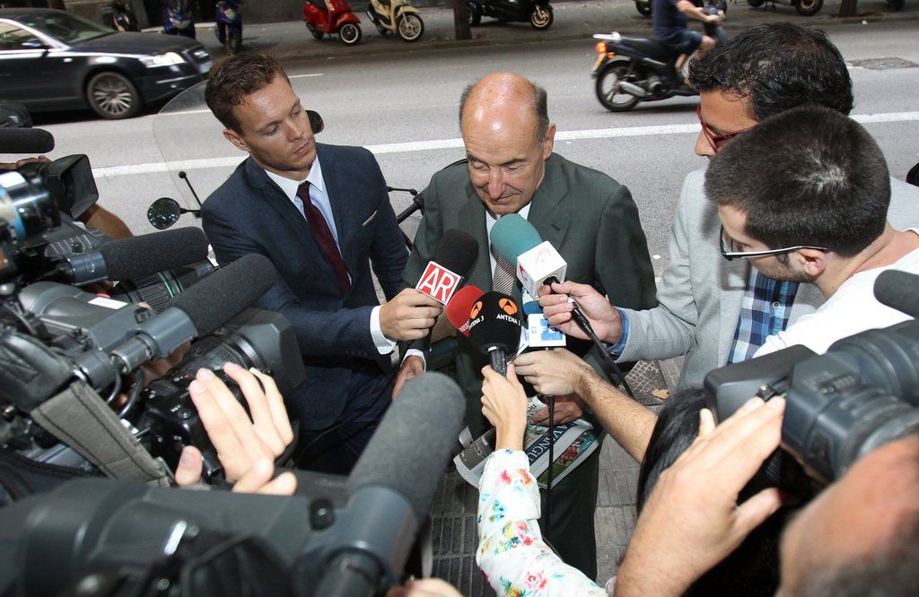 epa04295257 Miquel Roca (C), lawyer of Spanish Infanta Cristina, speaks to the media as he arrives to his office in Barcelona, Spain, 02 July 2014. Roca has announced he will appeal the decision of judge Jose Castro of taking Infanta Cristina, sister of Spain's King Felipe VI, on trial with her husband Inaki Urdangarin in the alleged Noos corruption case.  EPA/Toni Garriga