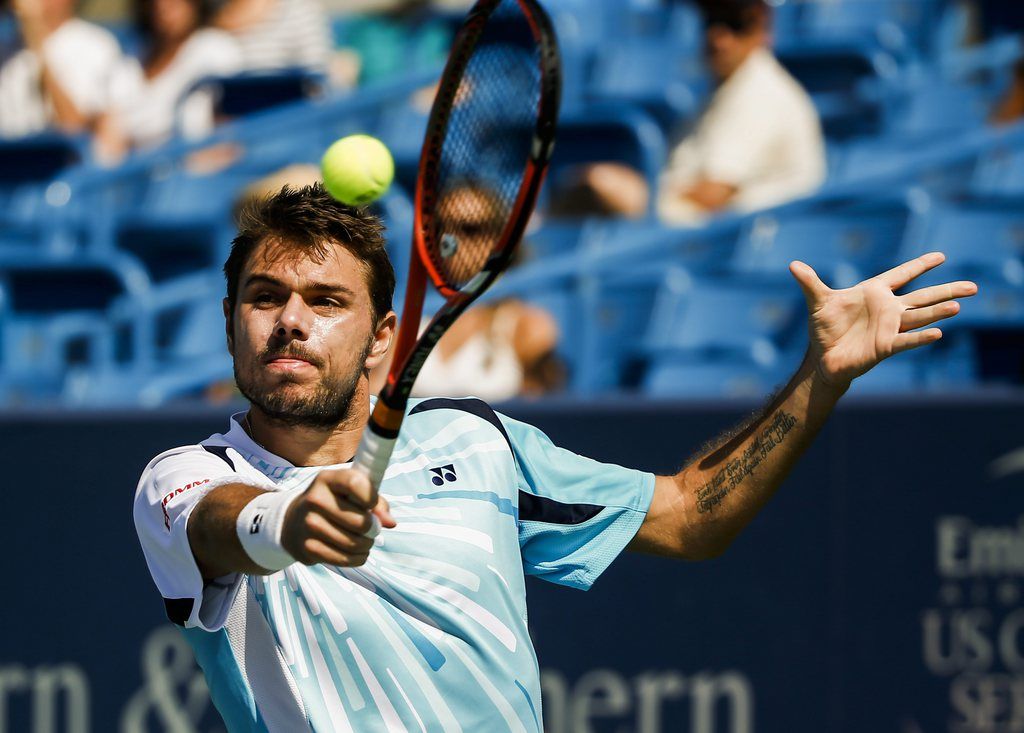 epa04355166 Stanislas Wawrinka of Switzerland hits a return shot to Julien Benneteau of France in their quarter-finals match of the Western & Southern Open tennis tournament at the Linder Tennis Center in Mason, Ohio, USA, 15 August 2014.  EPA/TANNEN MAURY