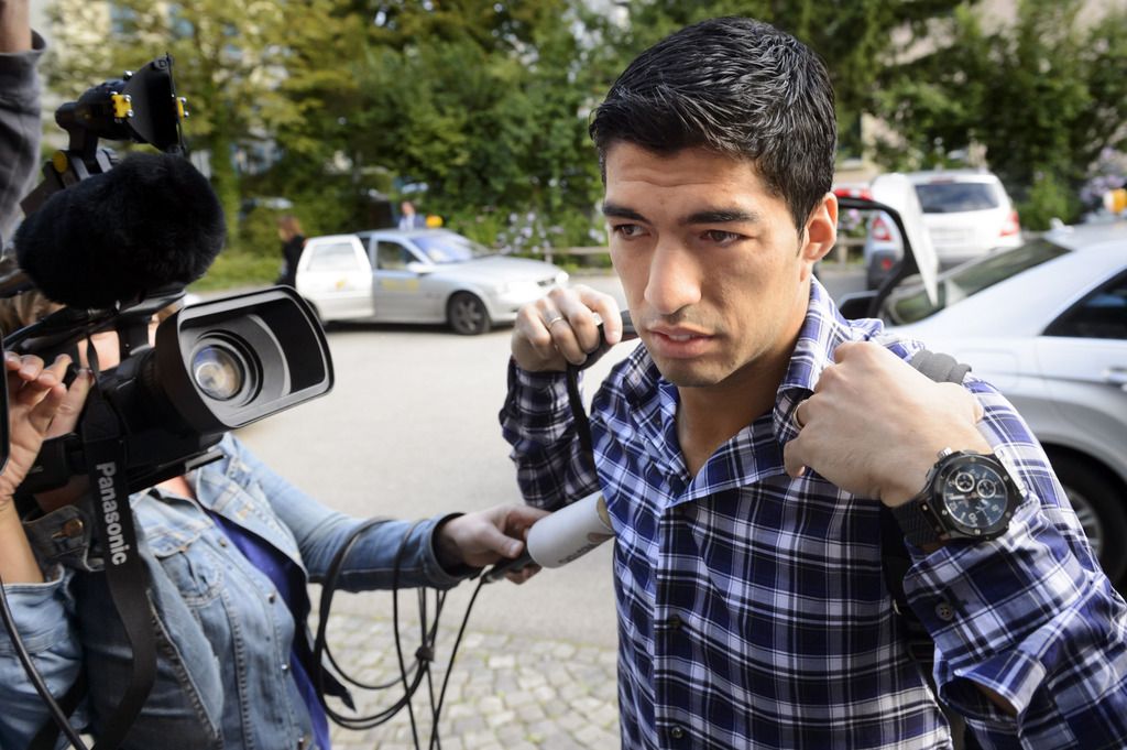 Uruguay's soccer player Luis Suarez arrives for a hearing at the international Court of Arbitration for Sport, CAS, in Lausanne, Switzerland, Friday, August 8, 2014. Luis Suarez appeals to the Court of Arbitration for Sport (Cas) against the four-month ban imposed by Fifa on the Uruguay striker. Suarez was banned for biting Italy's Giorgio Chiellini at the FIFA Brazil 2014 World Cup. (KEYSTONE/Laurent Gillieron)