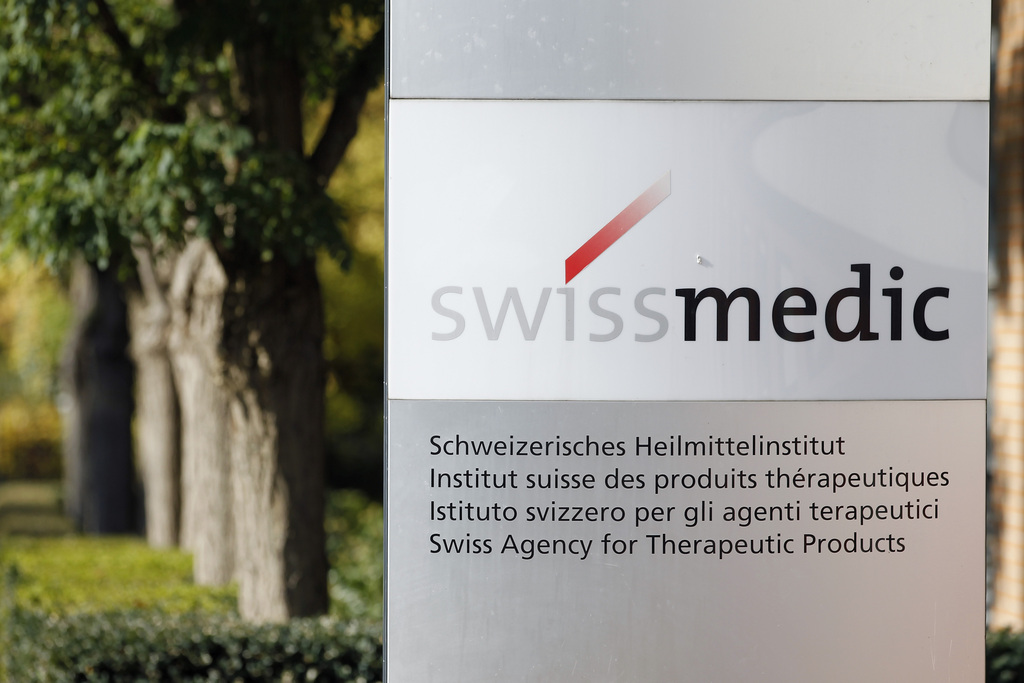 La moitié des médicaments vendus sur internet sont des faux et un tiers des médicaments achetés en voyage à l'étranger également, avertit Swissmedic.
