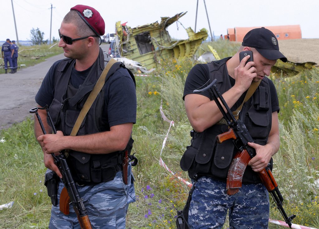 Un entretien téléphonique entre deux chefs rebelles enregistré par les services de sécurité ukrainiens et prouvant que leurs hommes ont abattu un avion civil a été authentifié par des experts américains.
