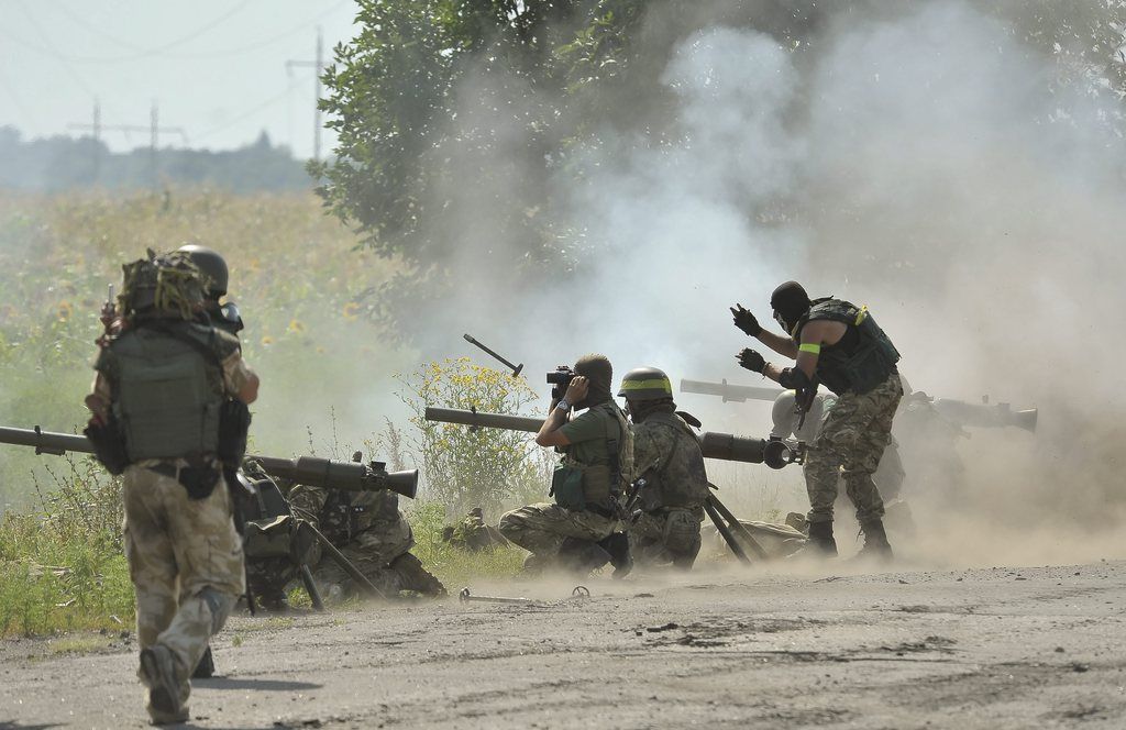 Des soldats ukrainiens tirent sur les séparatistes prorusses.