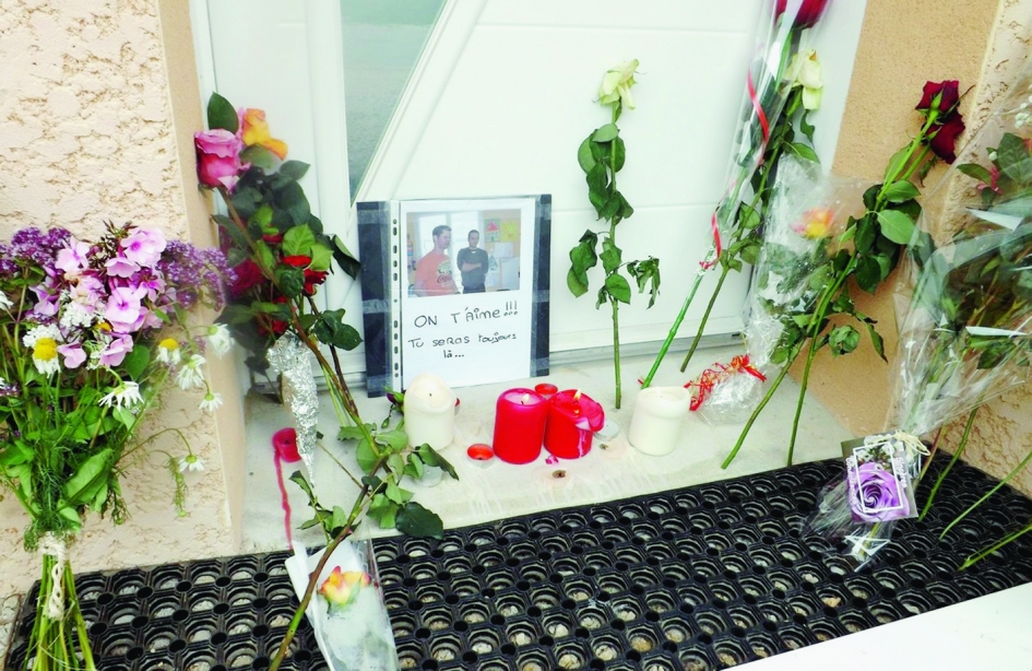 Des proches sont venus déposer des fleurs devant la maison de la victime à Villers-le-Lac, en France voisine.