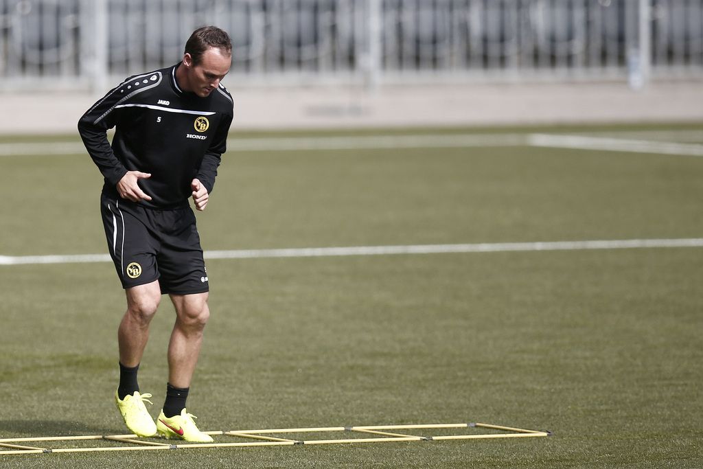 Bern's Steve von Bergen warms up during a training session one day before the Europa League qualification match between BSC Young Boys Bern of Switzerland and Debrecen VSC of Hungary, Wednesday, August 20, 2014. (KEYSTONE/Peter Klaunzer)