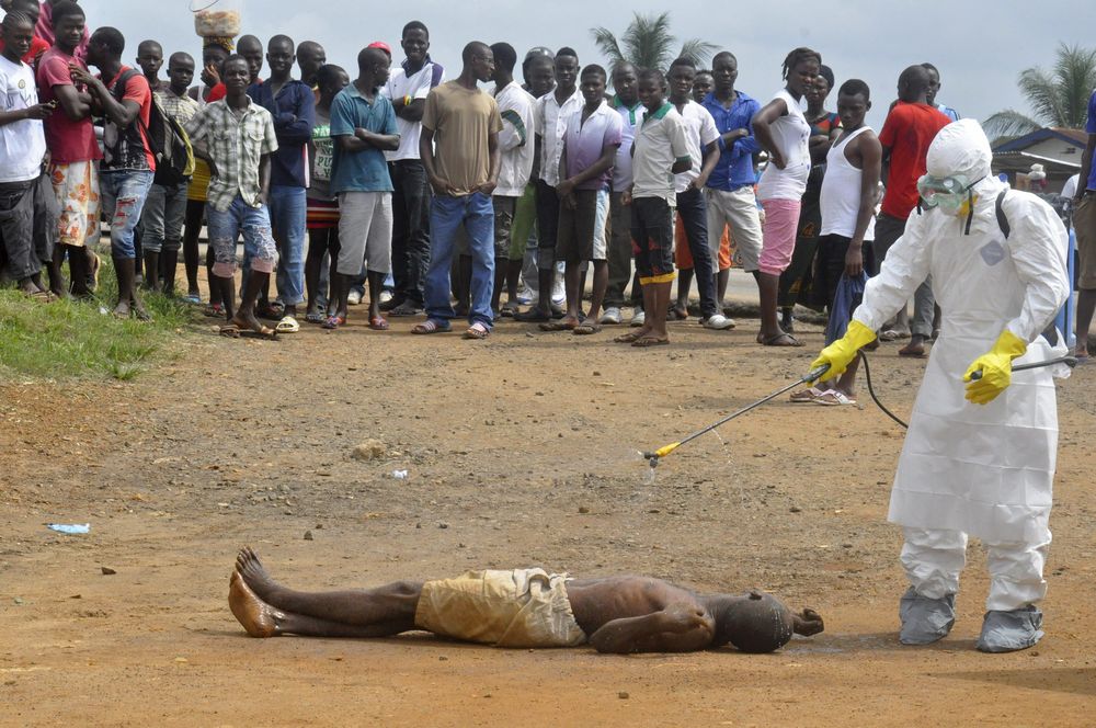 Les personnes susceptibles d'être contaminées par le virus Ebola sont aspergées de désinfectant.