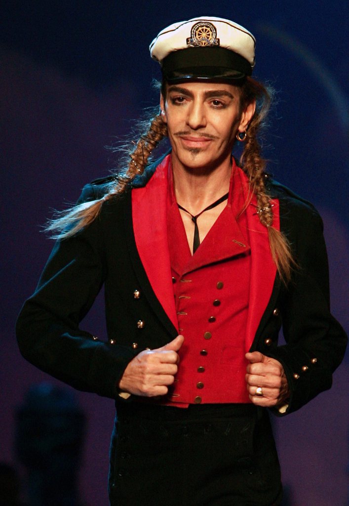 John Galliano est de retour aux affaires en reprenant le poste de directeur artistique de la griffe parisienne Maison Martin Margiela.