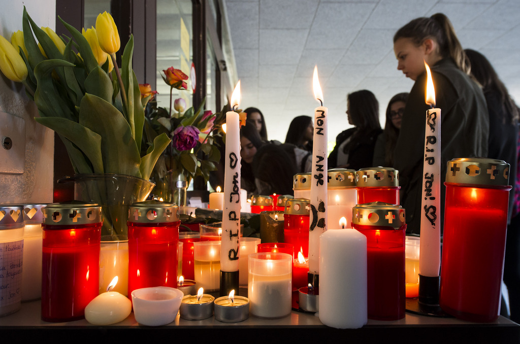 Une centaine d'eleves se rassemblent avec des bougies, des fleurs et des messages pour un hommage au jeune lausannois devant le college de l'Elysee ce vendredi 11 avril 2014 a Lausanne. Un jeune Lausannois de 16 ans provenant du college de l'Elysee est decede mardi soir dernier a Rome en Italie au cours d'un voyage scolaire, l'adolescent a ete mortellement touche a la poitrine par un couteau. (KEYSTONE/Jean-Christophe Bott)