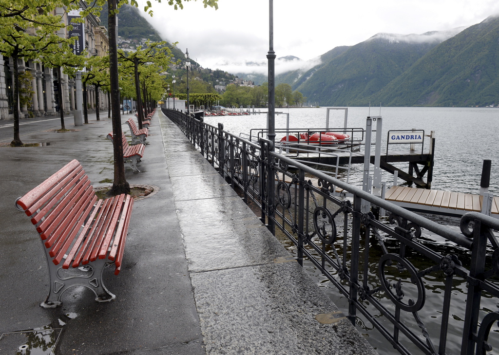 Regnerisches Wetter an der Uferpromenade von Lugano, am Ostersamstag, 19. April 2014. (KEYSTONE/Karl Mathis)