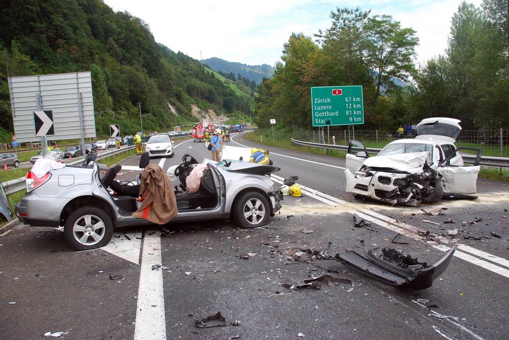 Un violent accident s'est produit vendredi sur l'autoroute A8, entre Lucerne et Sarnen. Une automobile roulait dans le sens inverse de circulation.