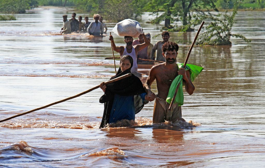 Quelque 400'000 personnes sont toujours bloquées dans des zones envahies par les eaux côté indien.