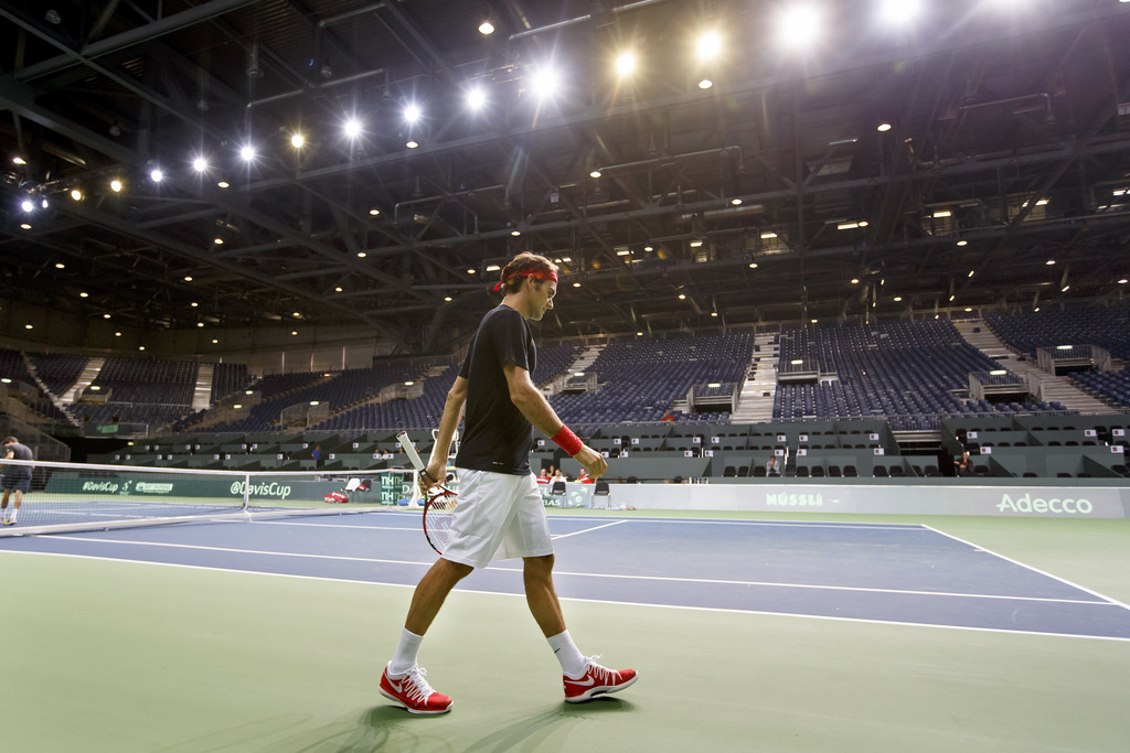 Roger Federer sur le court de Palexpo, pour la Coupe Davis. 