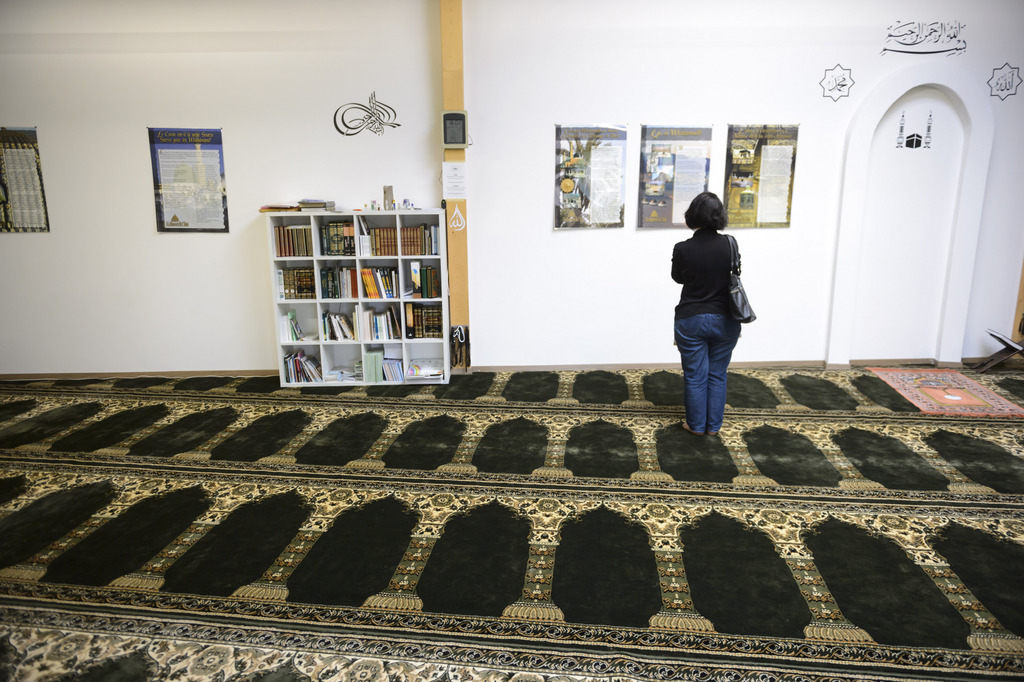 Une personne visite la salle de priere de la nouvelle mosquee de l'Association culturelle musulmane de Payerne, ACMP, dans le cadre d'une journee porte ouverte ce samedi 20 septembre 2014 a Payerne. (KEYSTONE/Laurent Gillieron)