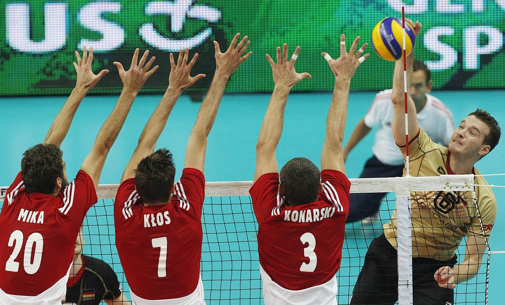 Les joueurs polonais (de dos) se sont qualifiés pour la finale du championnat du monde de volleyball. Ils ont battu l'Allemagne en demi. 