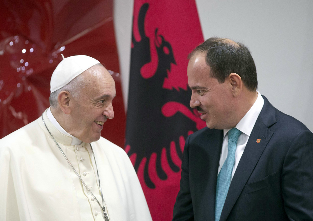 Le pape a rencontré le président albanais Bujar Nishani à Tirana. Il soutient l'entrée de l'Albanie dans l'Union européenne.