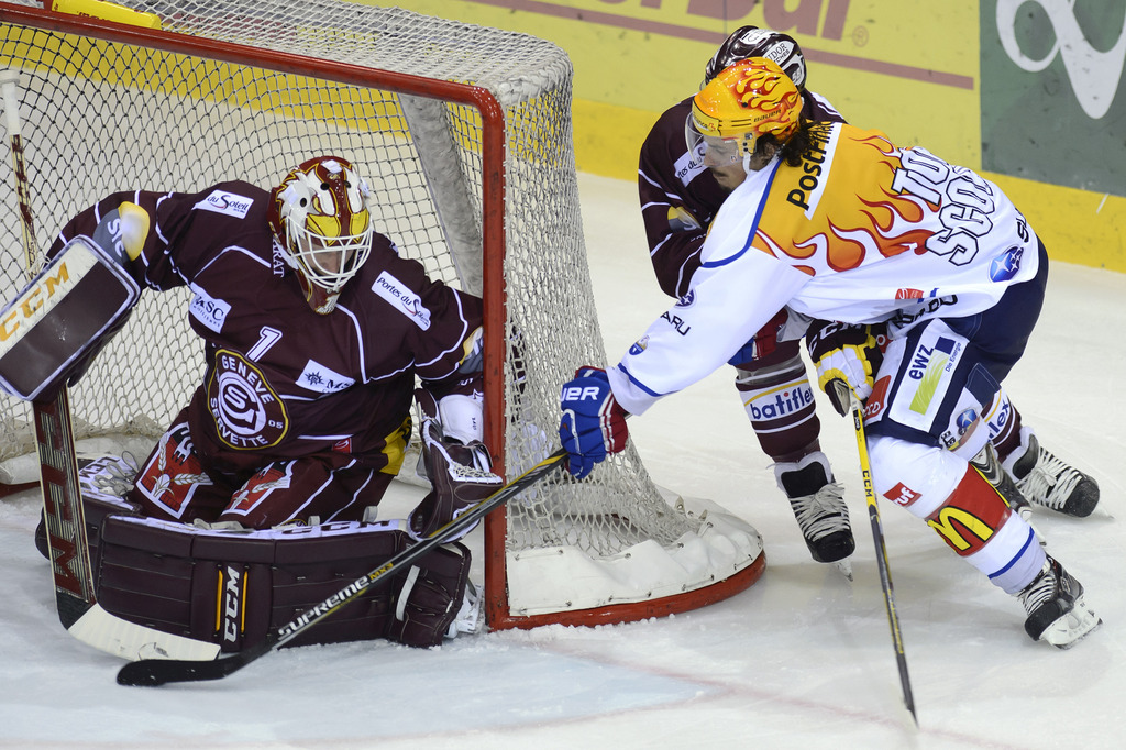 Le top-scorer zurichois Roman Wick (droite) tente de battre le gardien servettien Christophe Bays. La rencontre se déroulait aux Vernets. 