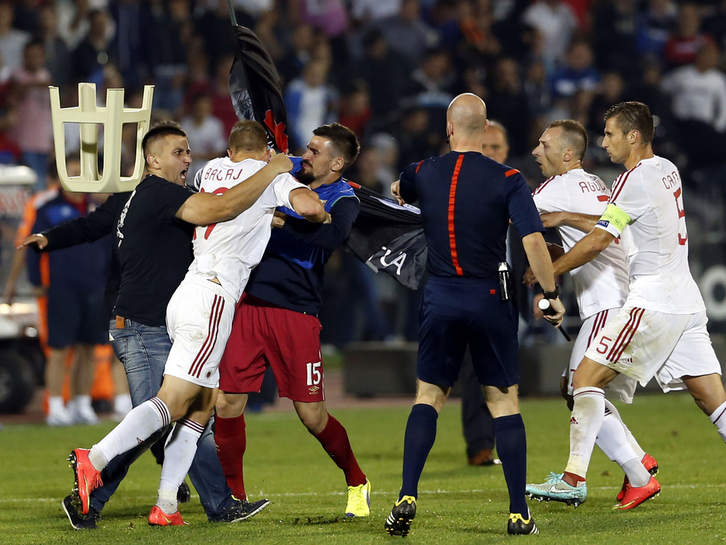 La sanction de l'UEFA est particulière. Elle donne la victoire à la Serbie, mais pas les points qui vont avec.