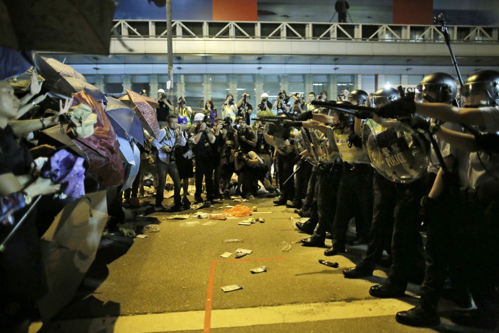 A la suite de l'affrontement, certains manifestants ont été évacués sur des civières.