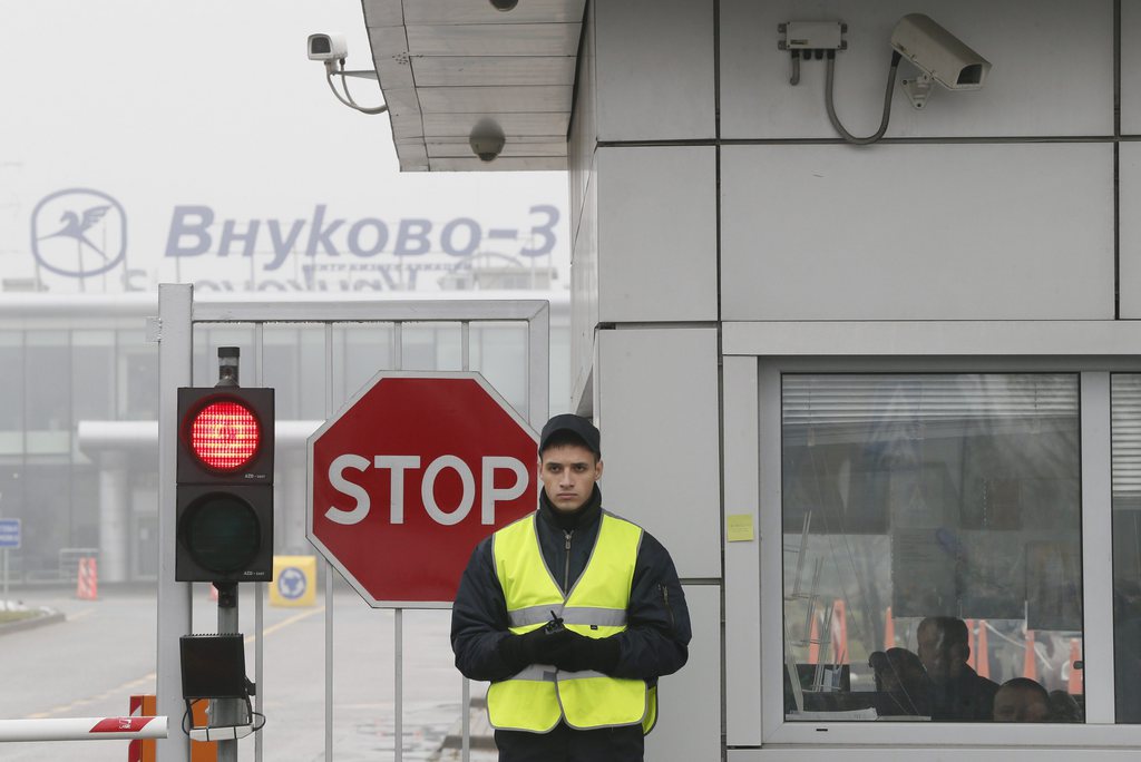 Quatre employés de l'aéroport de Moscou, en plus du conducteur du chasse-neige, ont été placés en garde à vue. 