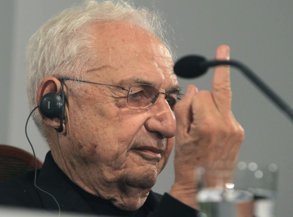 epa04459740 US architect Frank Gehry gestures during a press conference in Oviedo, Asturias, northern Spain, 23 October 2014, on the eve of receiving the 2014 Prince of Asturias Award for Arts.  EPA/J.L.CEREIJIDO