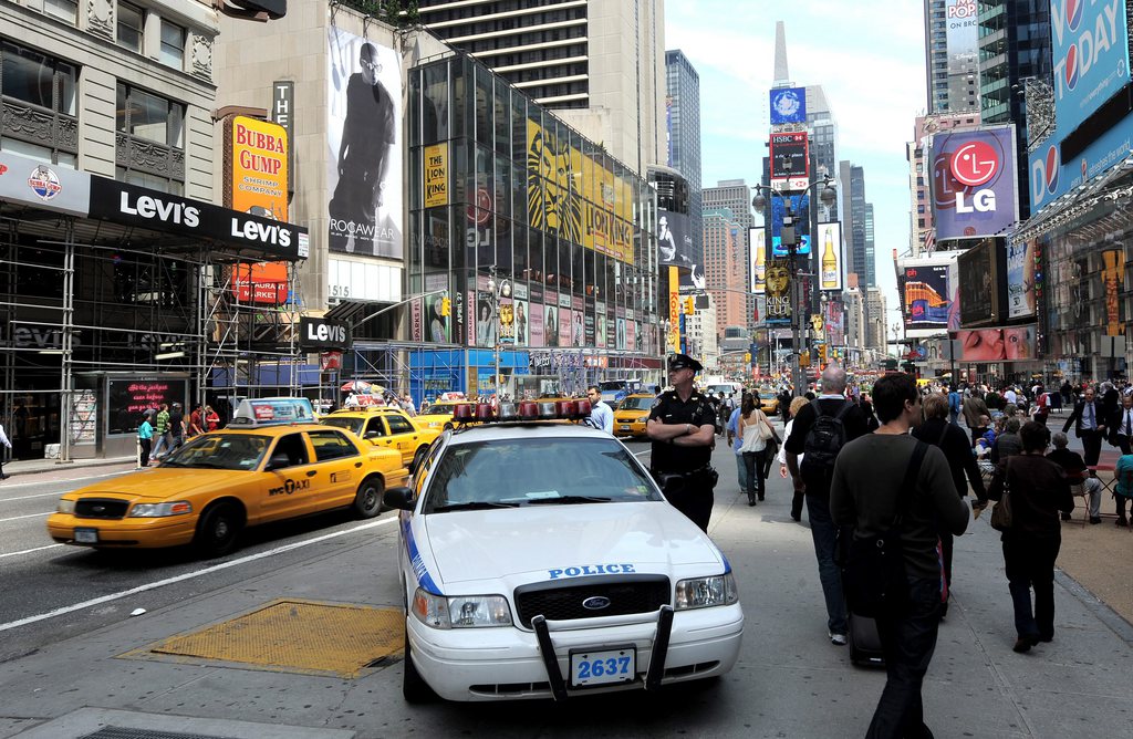 epa02146388 A New York City police officer stands in Times Square in New York, USA, on 06 May 2010. Security has been increased in the area following the thwarted car bombing attempt last weekend.  EPA/JUSTIN LANE