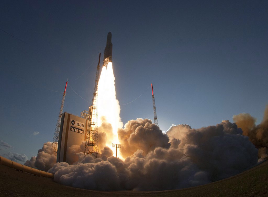 Le lanceur Ariane 5 a placé jeudi sur orbite deux satellites de télécommunications, annonce Arianespace. Il signe ainsi son cinquième succès de l'année.