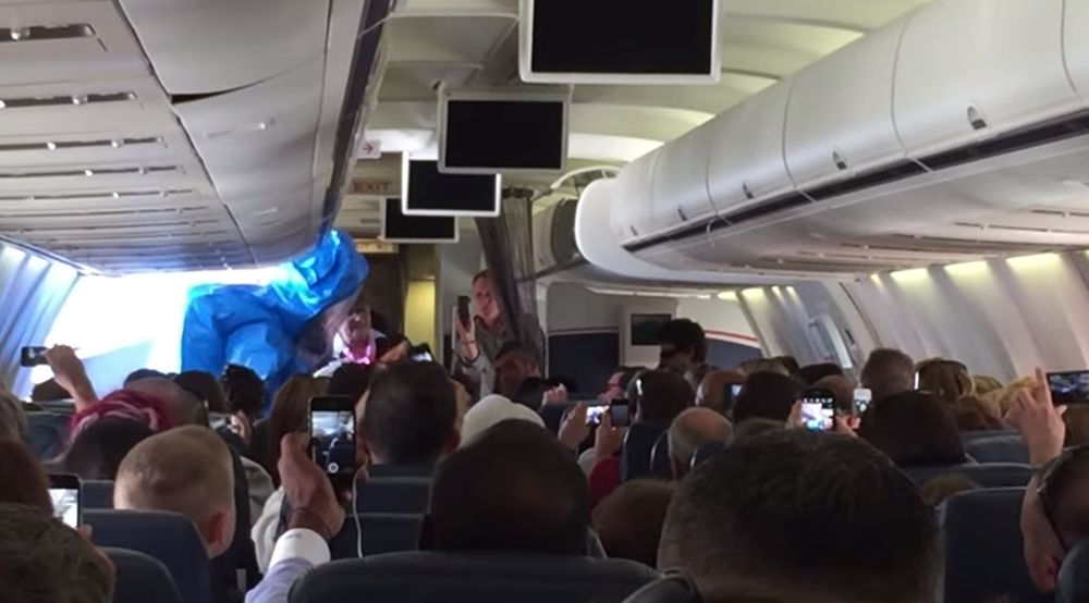 Quatre inspecteurs sont entrés dans l'avion après qu'un passager ait plaisanté au sujet de l'épidémie Ebola.