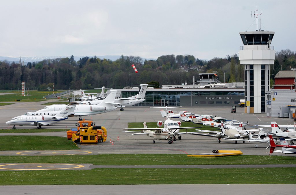 Confronté à une baisse de trafic aérien de lignes et charter, l'aéroport de Berne a supprimé 22 postes à plein temps ces derniers mois. Cette mesure de réorganisation, mise en oeuvre depuis l'an dernier, s'est traduite par trois licenciements. La restructuration touche, à présent, aussi la structure dirigeante.