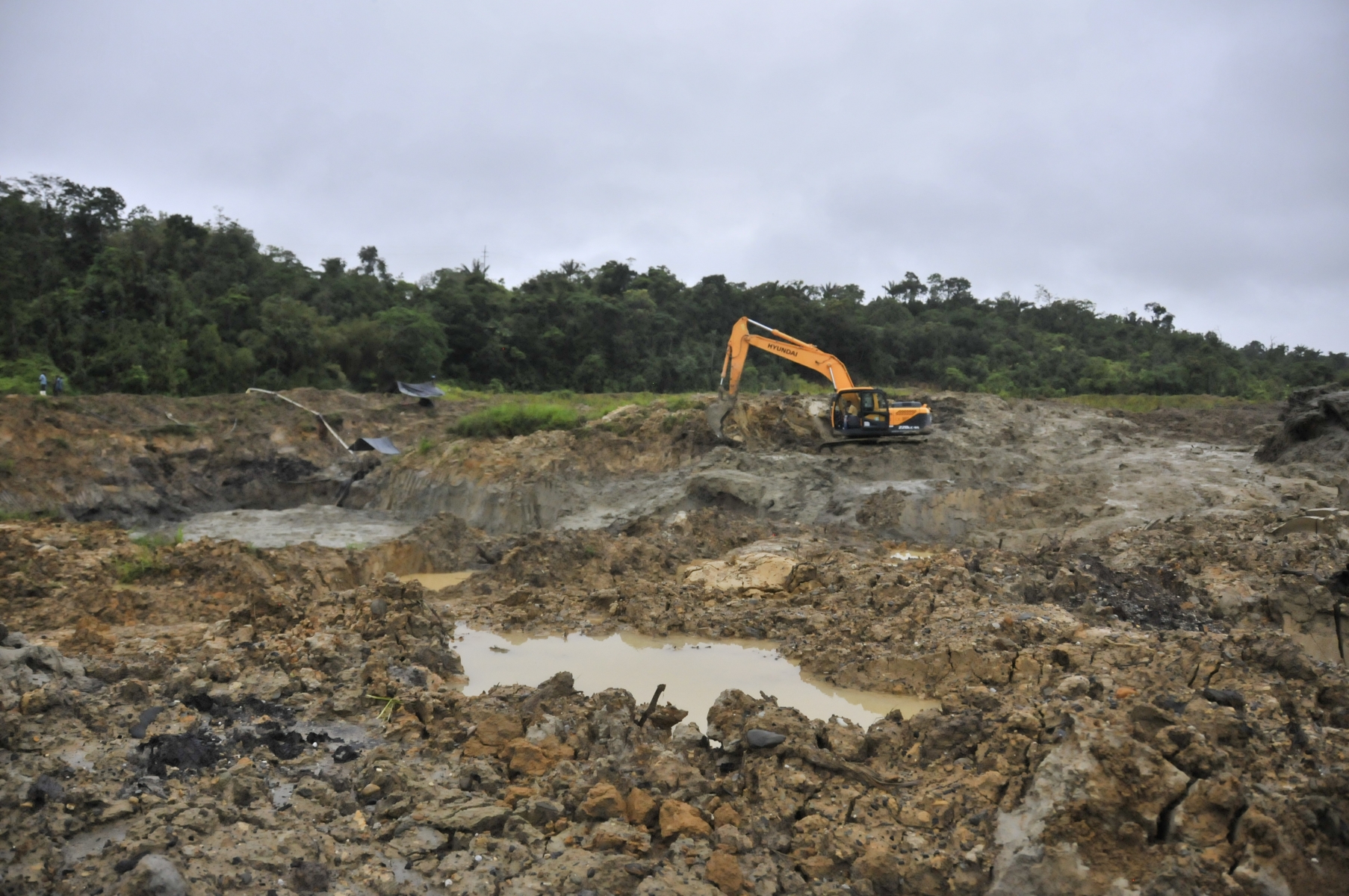L'extraction de l'or par pelle mécanique ravage les forêts de Colombie.