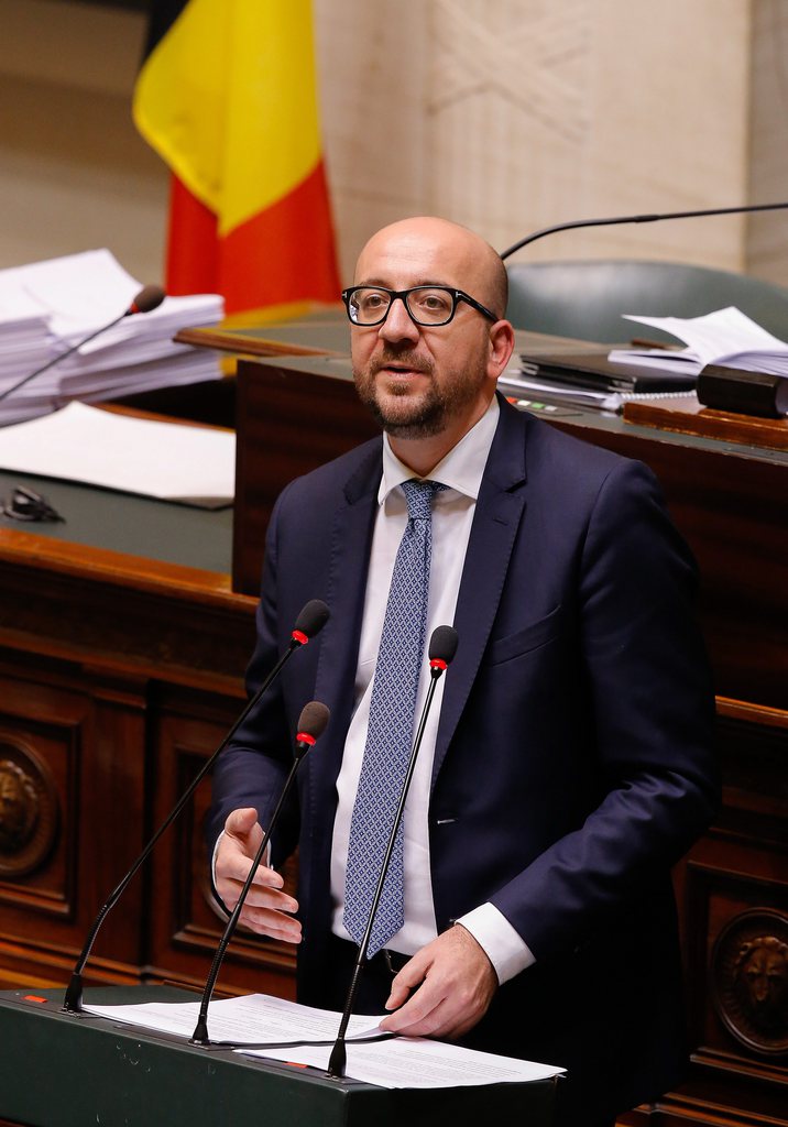 Le nouveau gouvernement belge du Premier ministre libéral Charles Michel a obtenu jeudi soir la confiance d'une majorité de députés. Deux ministres nationalistes flamands faisaient pourtant l'objet d'accusations de complaisance avec l'extrême droite lancées par l'opposition.