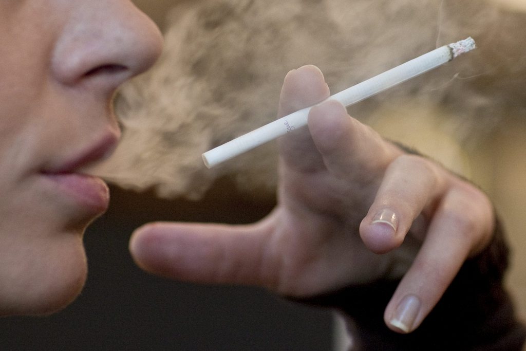 La nouvelle loi permettra par exemple de punir sur le champ une personne qui fume dans un lieu public.