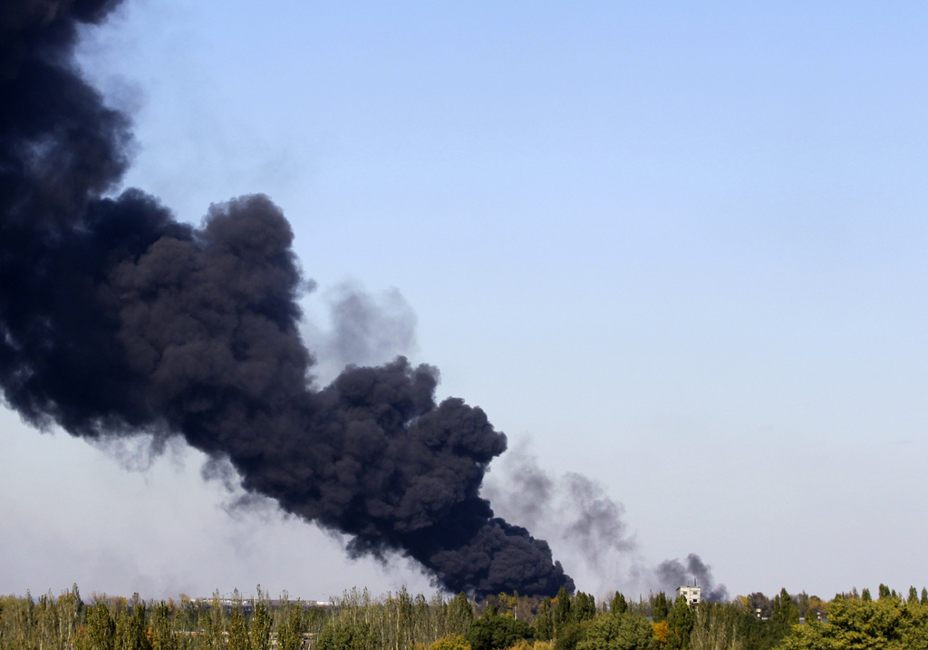 Des explosions régulières ont retenti dimanche matin au nord de Donetsk, dans l'est de l'Ukraine, et des colonnes de fumée noire étaient visibles dans le ciel, rapporte une journaliste de Reuters.