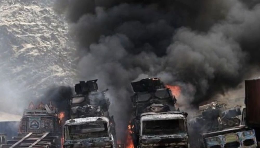 Les talibans ont fait exploser jeudi deux camions piégés devant le siège des services de renseignement afghans (NDS) et un commissariat de police de la ville de Ghazni, dans le centre de l'Afghanistan. 