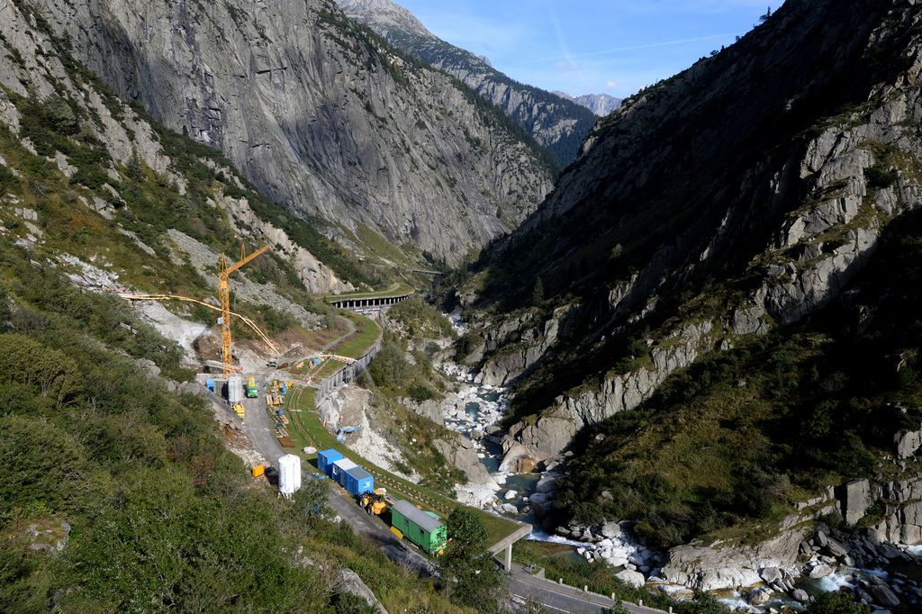 Sanierungsarbeiten auf der Passstrasse der Gotthard Bergstrecke in der Schoellenenschlucht zwischen Amsteg und Andermatt im Kanton Uri laufen, am Mittwoch 24. September 2014. (KEYSTONE/Urs Flueeler)