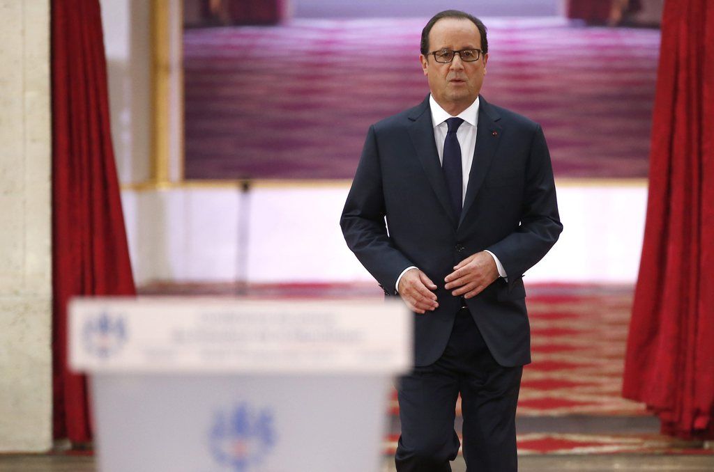 epa04405829 French President Francois Hollande arrives for his biannual press conference at the Elysee Palace in Paris, France, 18 September 2014.  EPA/IAN LANGSDON